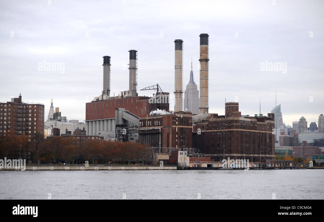 Alte Werft und Kraftwerk von Touristenboot gesehen Reise Manhattan New York NYC USA Amerika Stockfoto