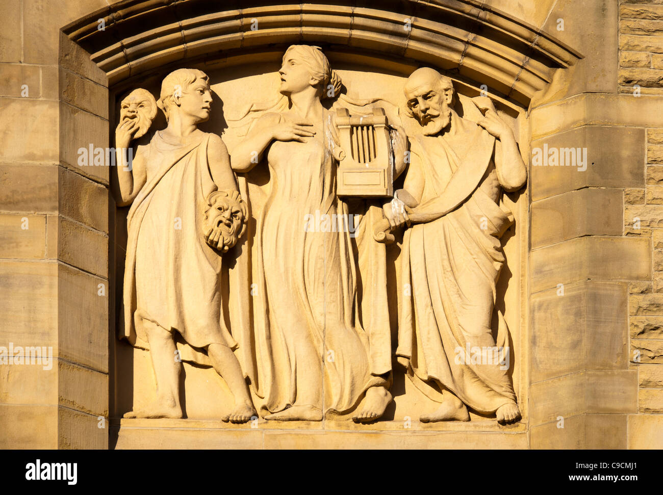 Stein-Reliefs auf die Prüfsteine Kunst und Heritage Centre, Rochdale, England, UK.  Ursprünglich eine öffentliche Bibliothek, 1884 erbaut. Stockfoto