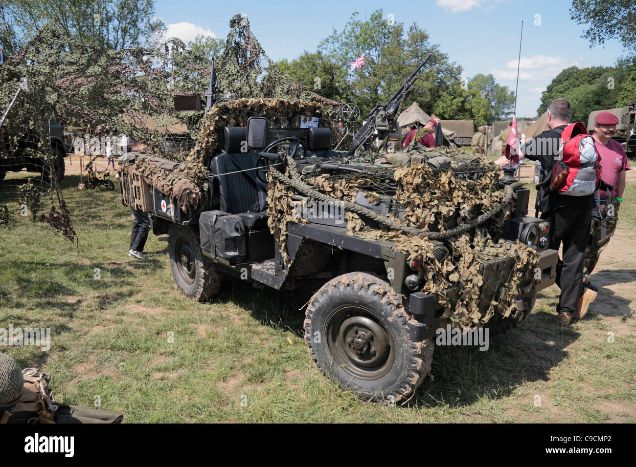 Eine 1978 stark getarnt Rover Serie 3 Land Rover auf dem Display an der 2011 Krieg & Frieden Schau Hop Farm, Kent, UK. Stockfoto