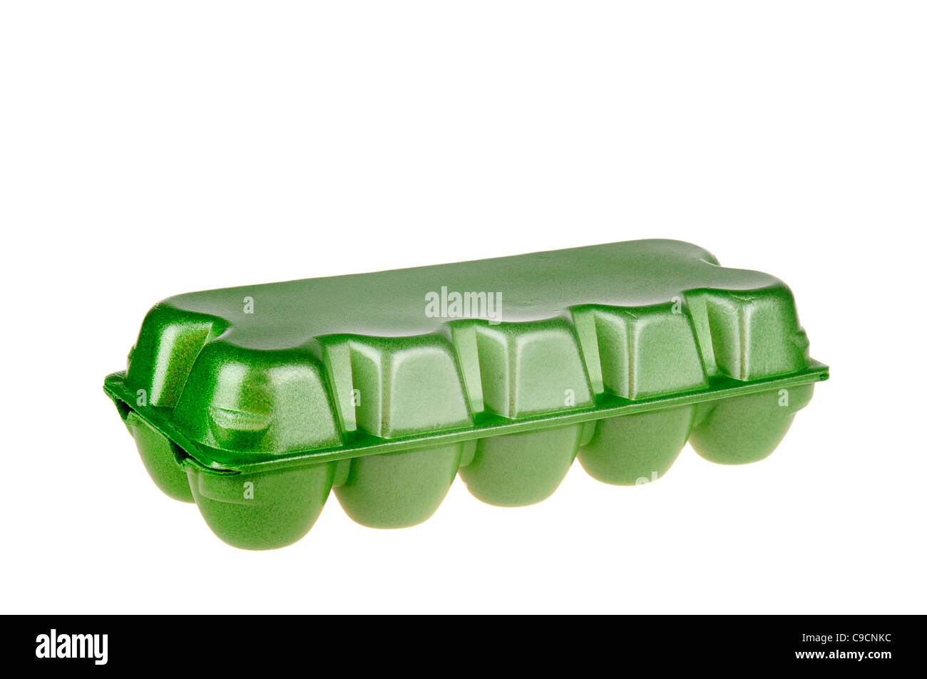 Eiern in den grünen Korb auf dem weißen Hintergrund isoliert. Stockfoto