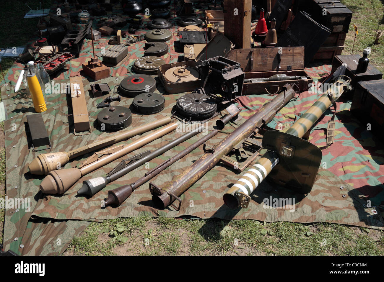 Eine Reihe von deutschen Weltkrieg zwei Waffen auf dem Display an der 2011 Krieg & Frieden Schau Hop Farm, Paddock Wood, Kent, UK. Stockfoto