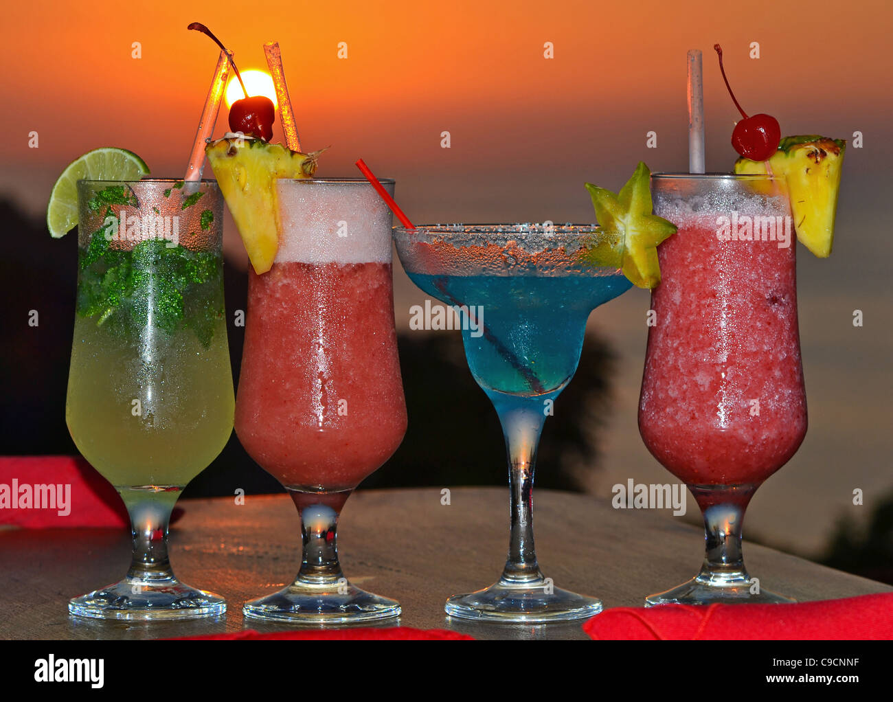 Tropische Getränke in Costa Rica vor Sonnenuntergang Stockfoto