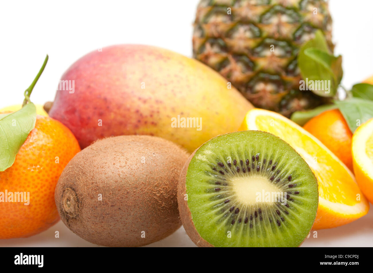 Tropische Früchte - Orangen, Kiwi, Mango, Ananas und Mandarinen auf weißem Hintergrund Stockfoto