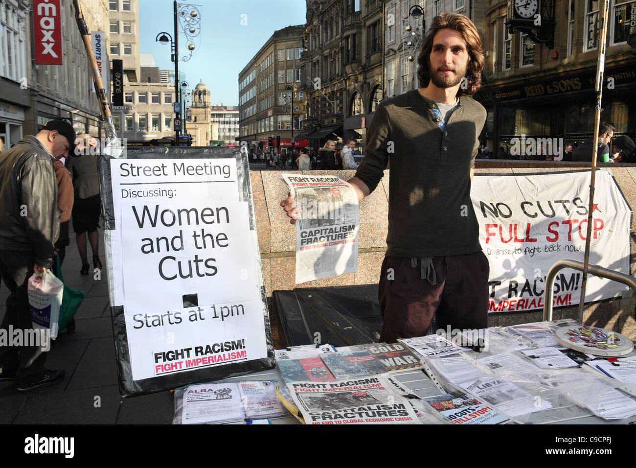 Junge männliche politische Aktivistin gegen die Regierung Kürzungen Newcastle, North East England Großbritannien Stockfoto