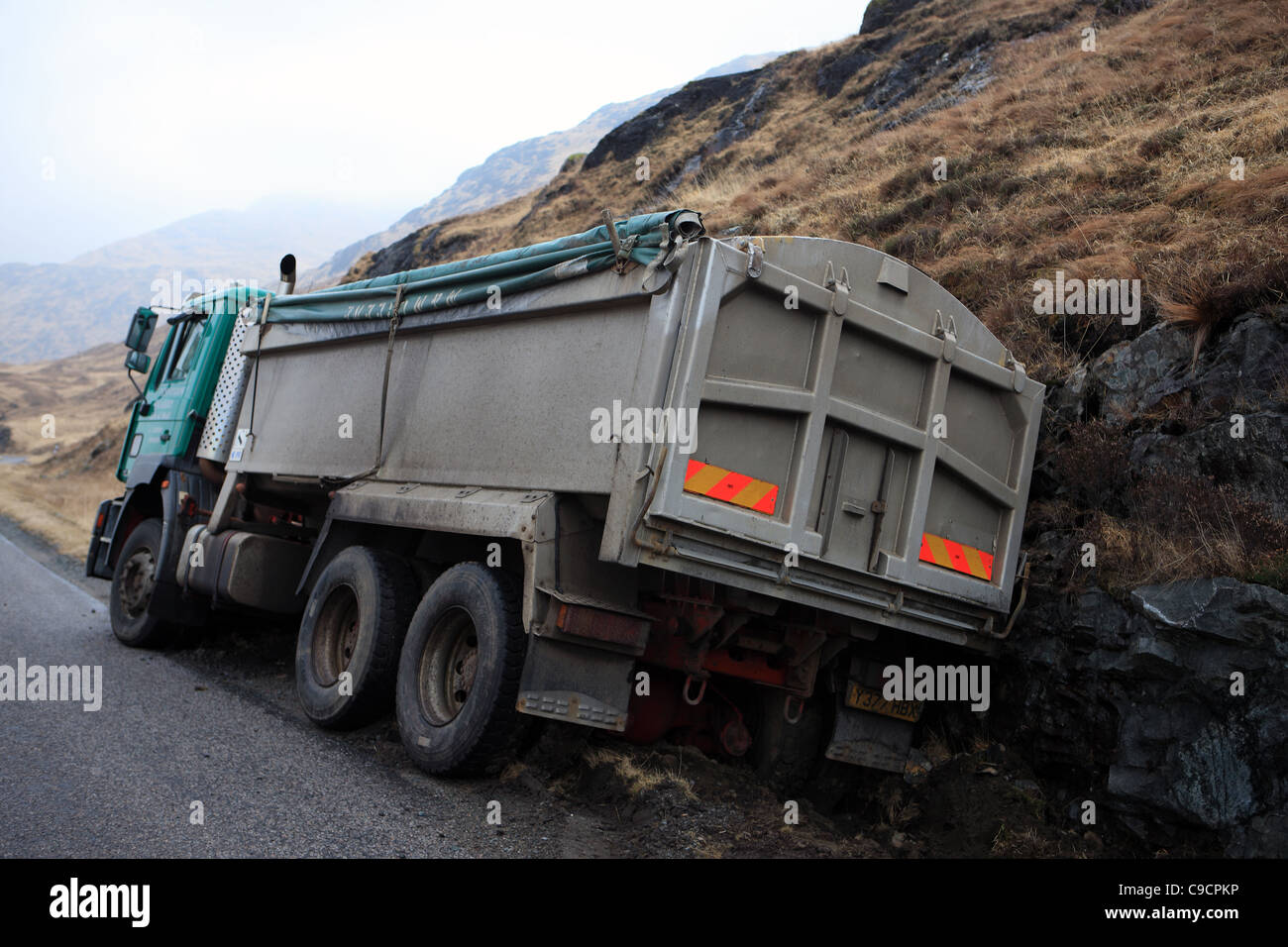 LKW in einem Graben auf der einspurigen Straße auf der Isle of Mull Stockfoto