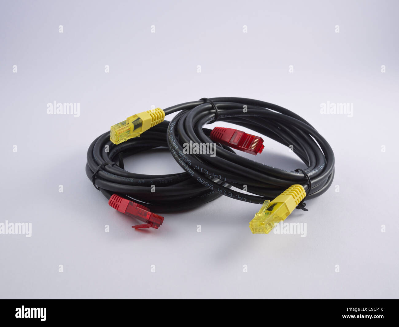 Ethernet-Kabel mit roten und gelben Stecker. Stockfoto