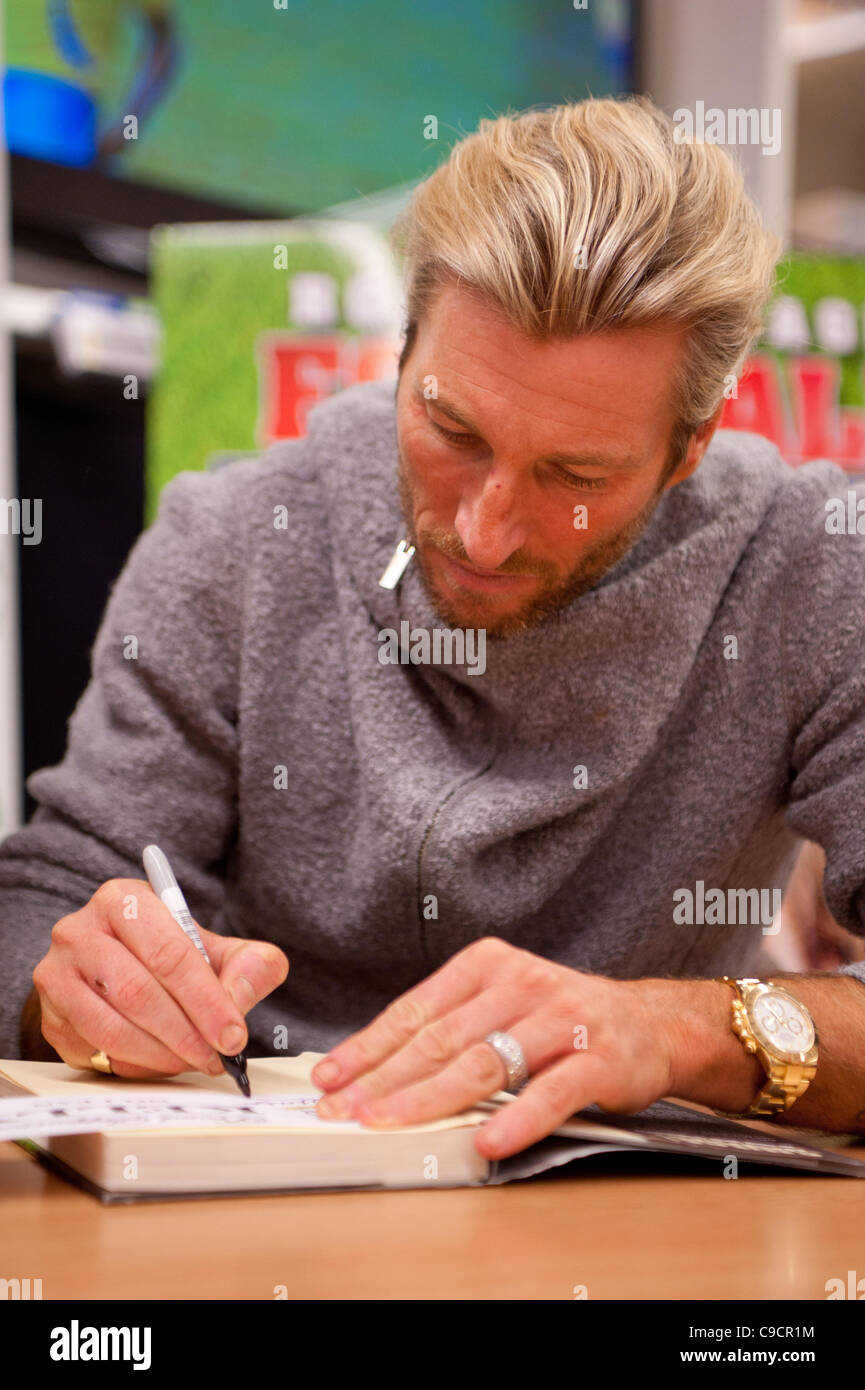 Robbie Savage kam bei Asda Spondon in Derby, England am Dienstag, 22. Dezember für die Unterzeichnung des seine DVD Fußball Howlers". Hunderte Fans kamen, um Robbie zu sehen, wer ein ehemaliger Derby County Football-Spieler war. Einige davon hatten seit 10:00 Schlange worden. Er ist derzeit neben Ola Jordan im tanzen. Stockfoto