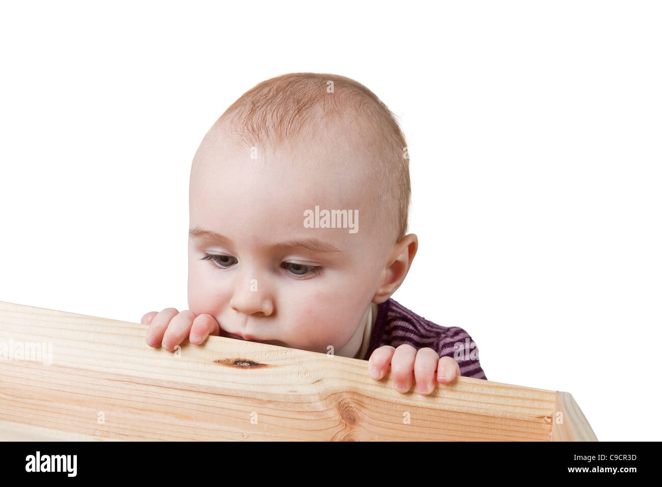 Baby in Holzkiste. isoliert auf weißem Hintergrund Stockfoto