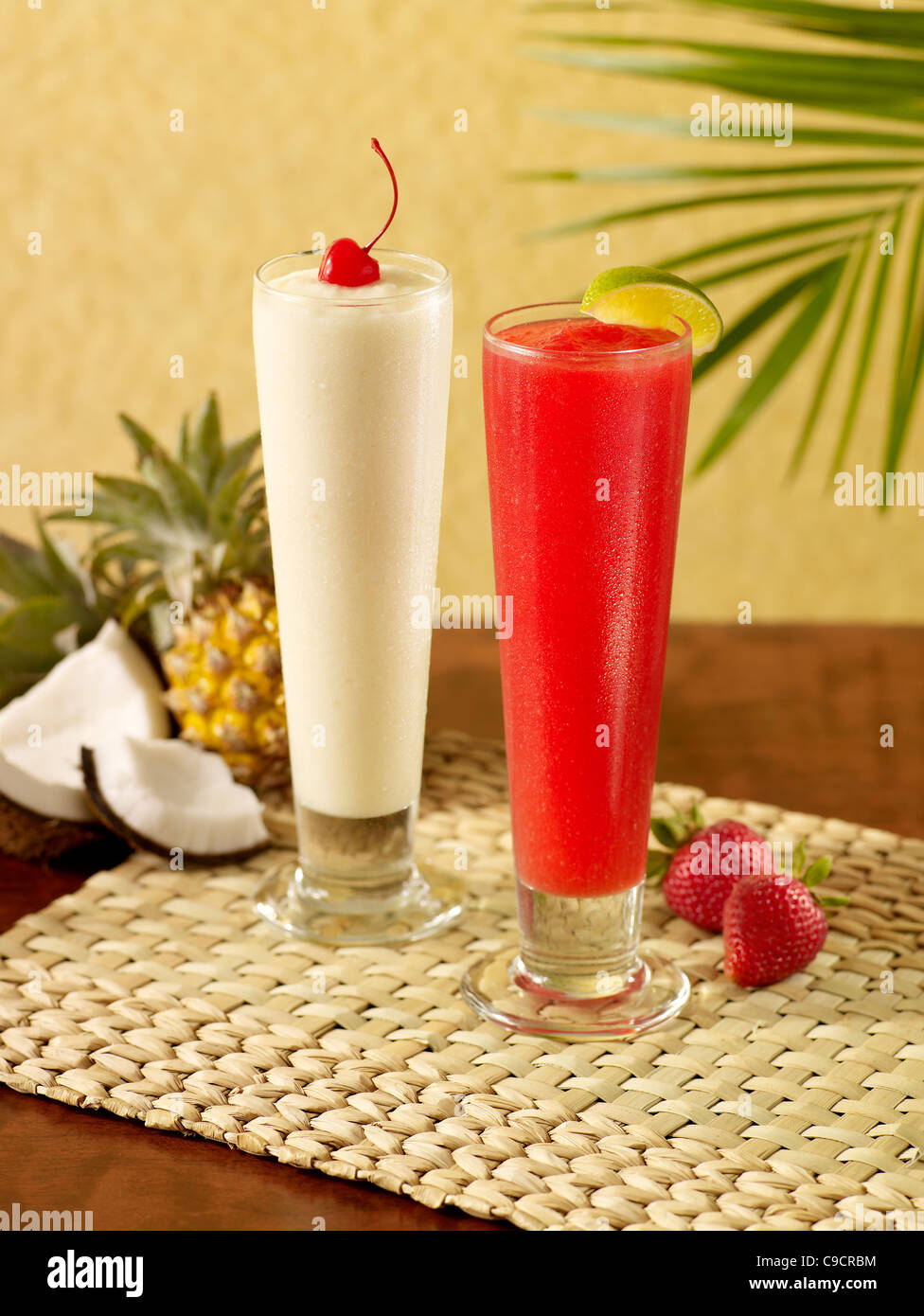 Eine Pina Colada und Erdbeer-Daiquiri cocktail Stockfotografie - Alamy