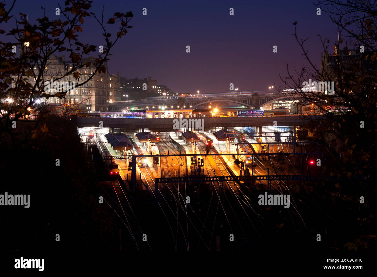 Blick auf Edinburgh Waverley Station in der Nacht fotografiert. Stockfoto