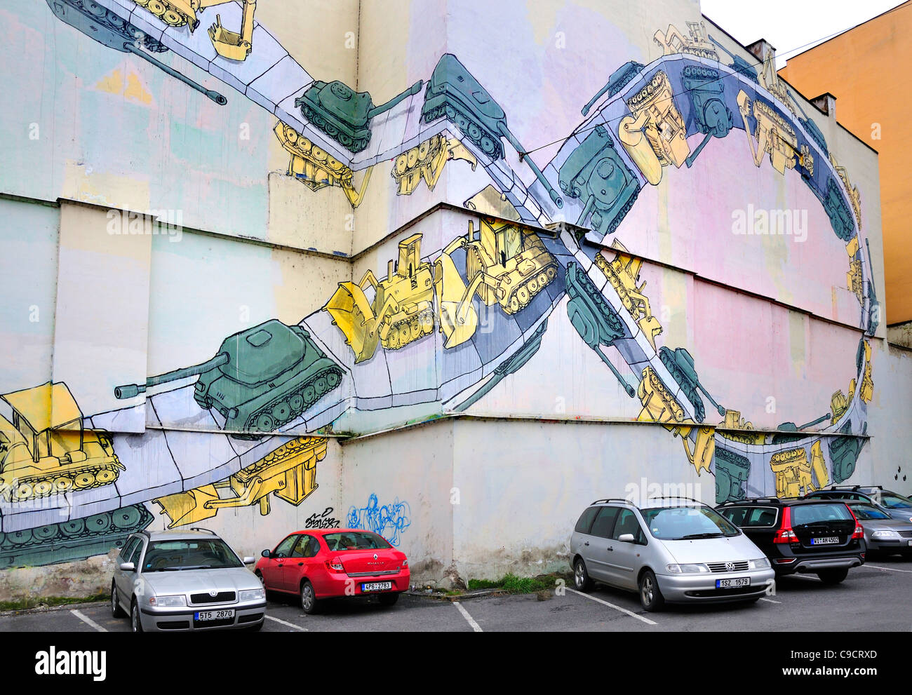 Prag, Tschechische Republik. Parkplatz auf Narodni (Straße) mit Wandmalereien von Panzer und Bulldozer. ("Gazastreifen" - 1998 von Blu) Stockfoto
