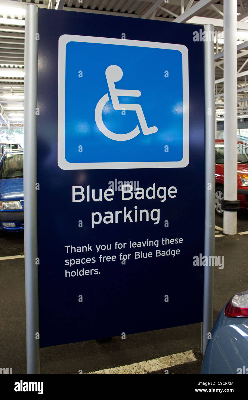 Ein blue-Badge Parkplatz Einschränkung Zeichen auf einem Supermarkt-Parkplatz, uk Stockfoto
