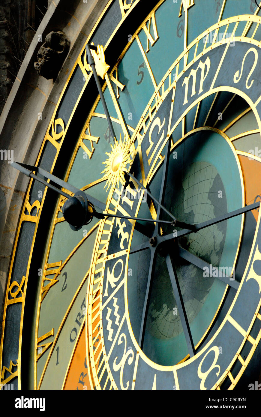 Prag, Tschechische Republik. Astronomische Uhr / Orloj (1410) am Altstädter Ring / Staromestske Namesti. Stockfoto