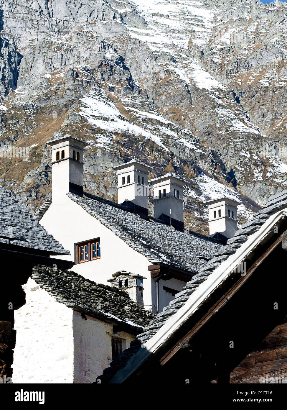 Vier Schornsteine in Alter Berg Haus Alpe Devero Verbano Cusio Ossola-Italien Stockfoto