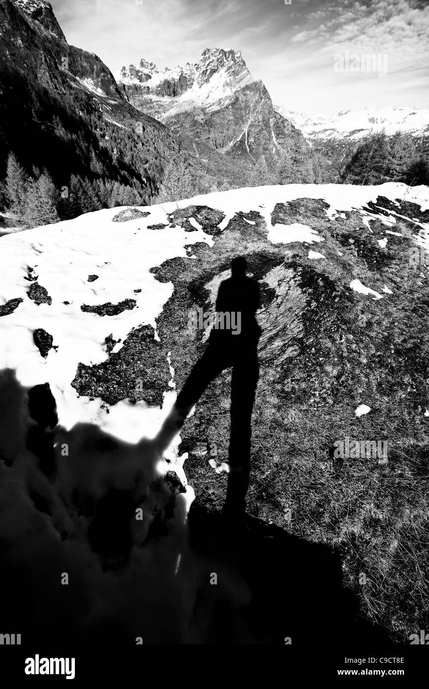 Mein schwarzer Schatten auf dem Rasen – Alpe Devero Verbano Cusio Ossola-Italien Stockfoto