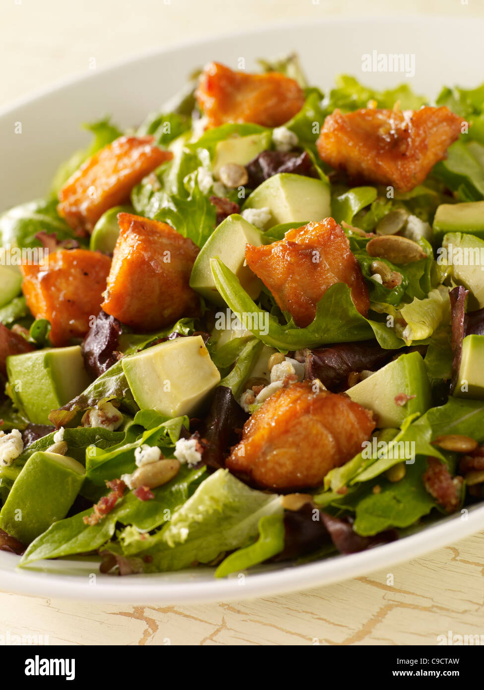 Lachs und Avocado Salat mit Blattgemüse und zerkleinerten Käse Stockfoto