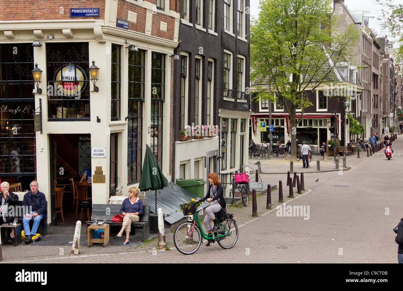 Amsterdam-Stret-Szene - Bar an der Ecke Prinsengracht und Brouersgracht, Niederlande Stockfoto