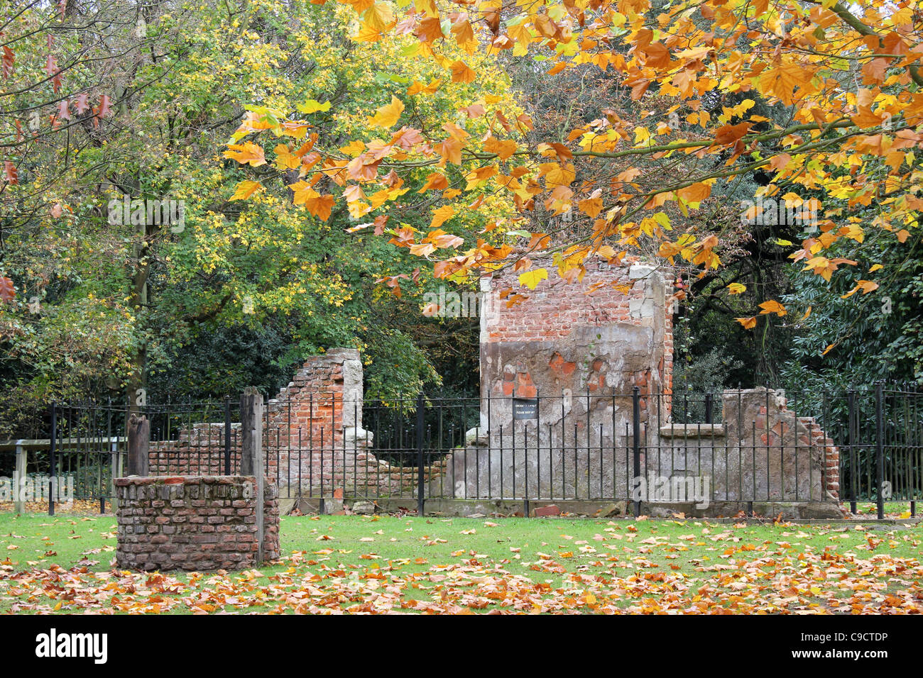 Ruine des georgischen Gentleman Villa mit elisabethanischen Elemente mit Herbst Blätter im Vordergrund. Zedern Park, Cheshunt. Stockfoto