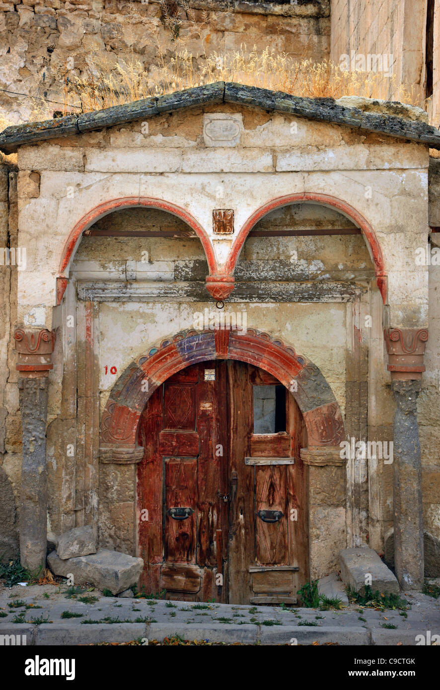 Eine schöne traditionelle alte Tür in Sinasos Dorf (heute genannt "Mustafapasa"), Nevsehir, Kappadokien, Türkei. Stockfoto