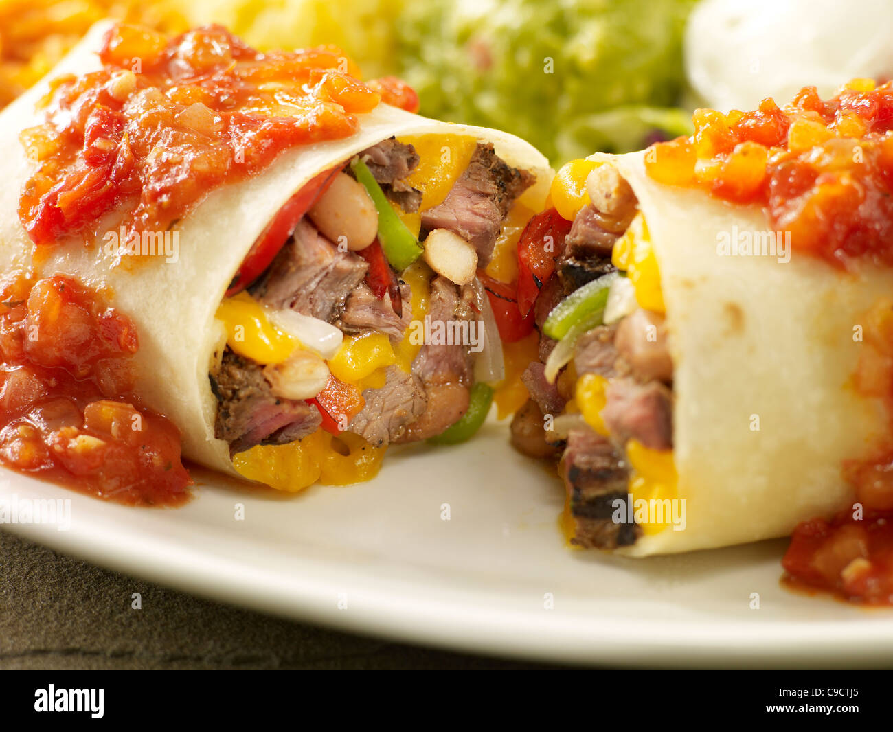 Steak Fajita Burrito erstickt in roter sauce Stockfotografie Alamy