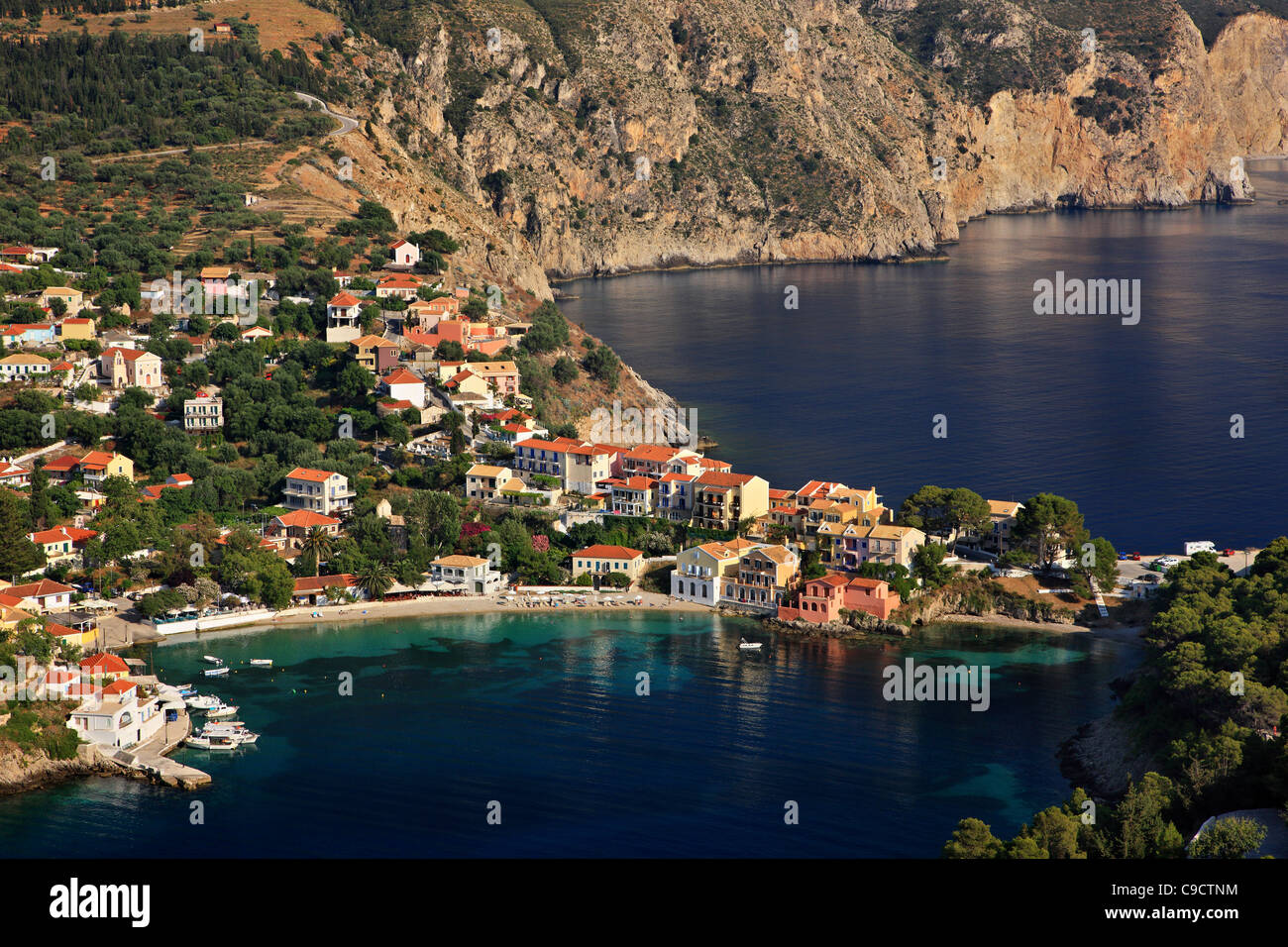 Assos (oder "Asos") eines der schönsten Dörfer von Kefalonia, auf der Nordseite der Insel. Ionisches Meer, Griechenland Stockfoto