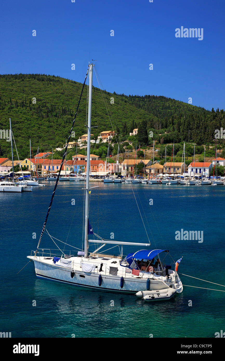 Insel Kefalonia, Griechenland. Teilansicht von Fiskardo Dorf eines der schönsten der Insel, der Skipper Lieblings. Stockfoto