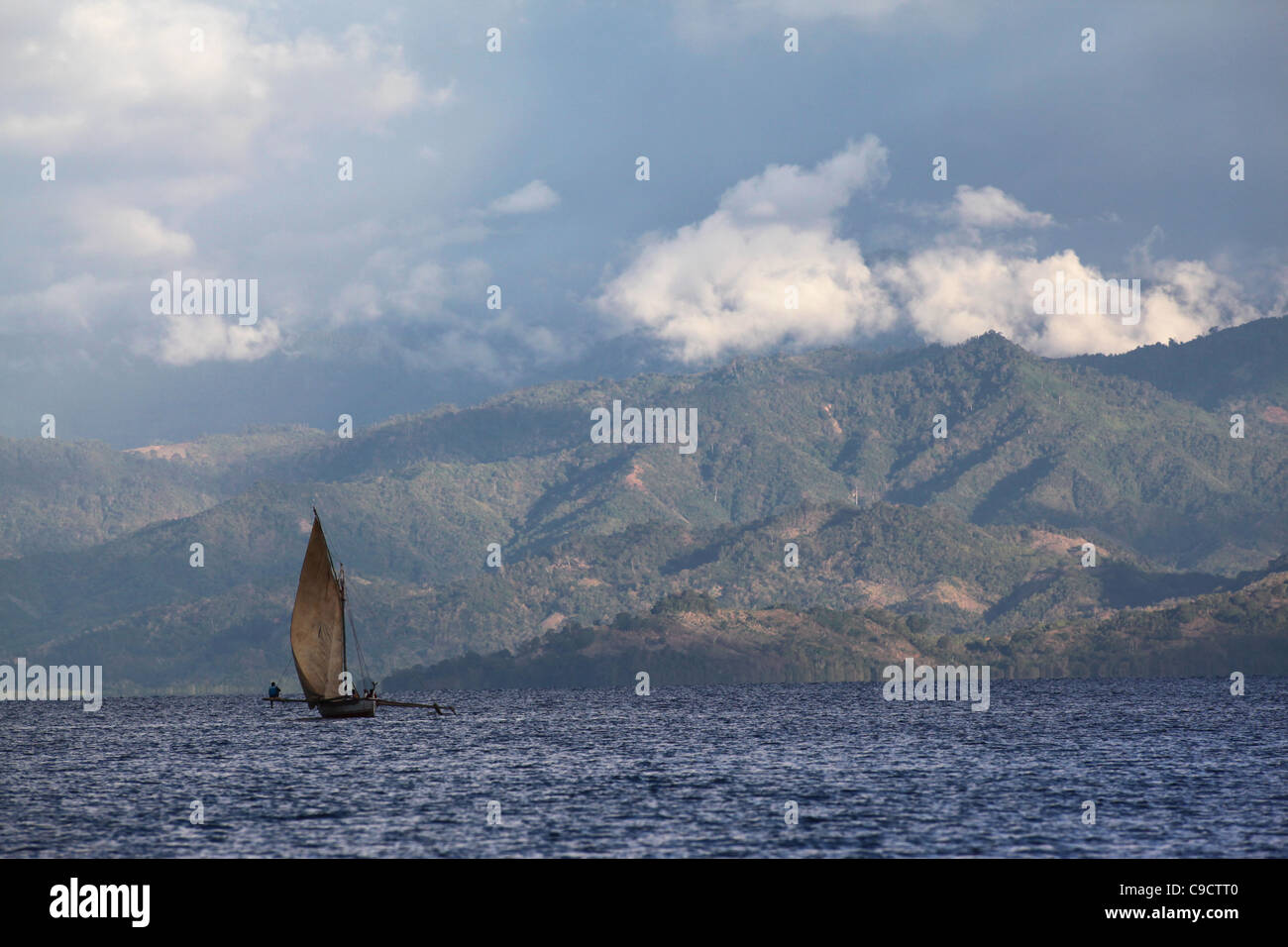 Eine traditionelle madagassische Segeln Ausleger Boot mit vollen Segeln aus Mamoko Insel im nordwestlichen Madagaskar, in der Nähe von Nosy-werden. Stockfoto
