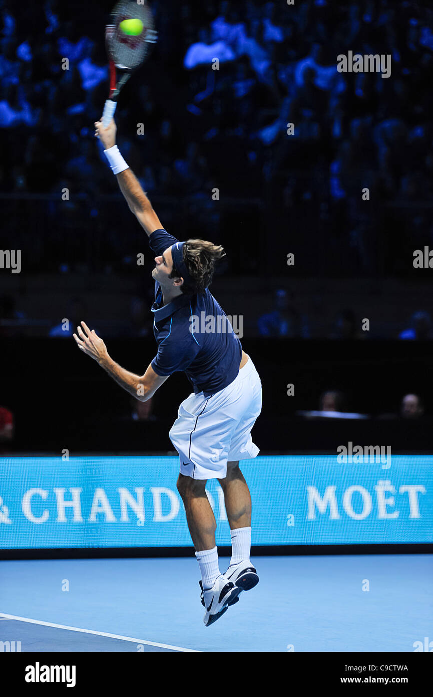 22.11.2011 London, England Roger Federer (Sui) während seine Singles match Round-Robin gegen Rafael Nadal (esp) der Schweiz am Tennis Barclays ATP World Tour Finals 2011 in der 02 Arena in London. Stockfoto