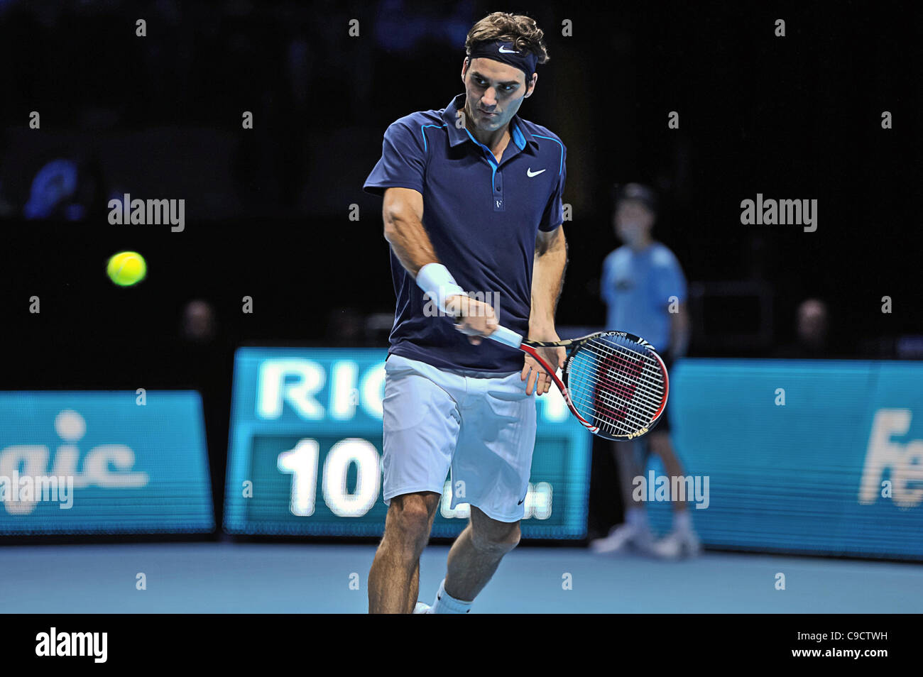 22.11.2011 London, England Roger Federer der Schweiz während seine Singles match Round-Robin gegen Rafael Nadal aus Spanien am Tennis Barclays ATP World Tour Finals 2011 in der 02 Arena in London. Stockfoto