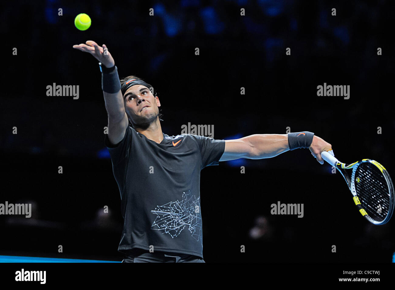 22.11.2011 London, England Rafael Nadal aus Spanien während seine Singles match Round-Robin gegen Roger Federer der Schweiz am Tennis Barclays ATP World Tour Finals 2011 in der 02 Arena in London. Stockfoto