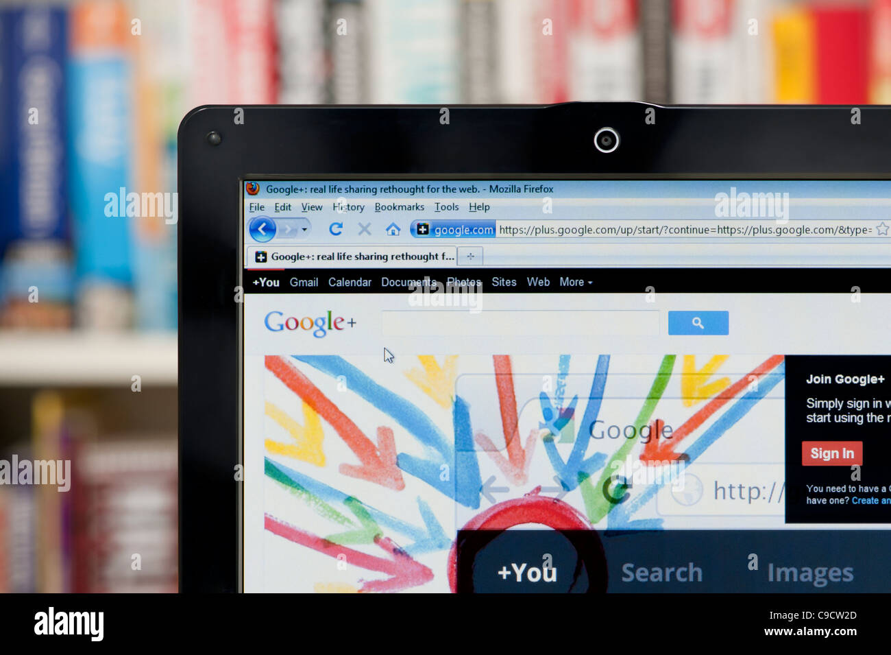 Google Plus-Website erschossen vor einem Bücherregal-Hintergrund (nur zur redaktionellen Verwendung: print, TV, e-Book und redaktionelle Webseite). Stockfoto