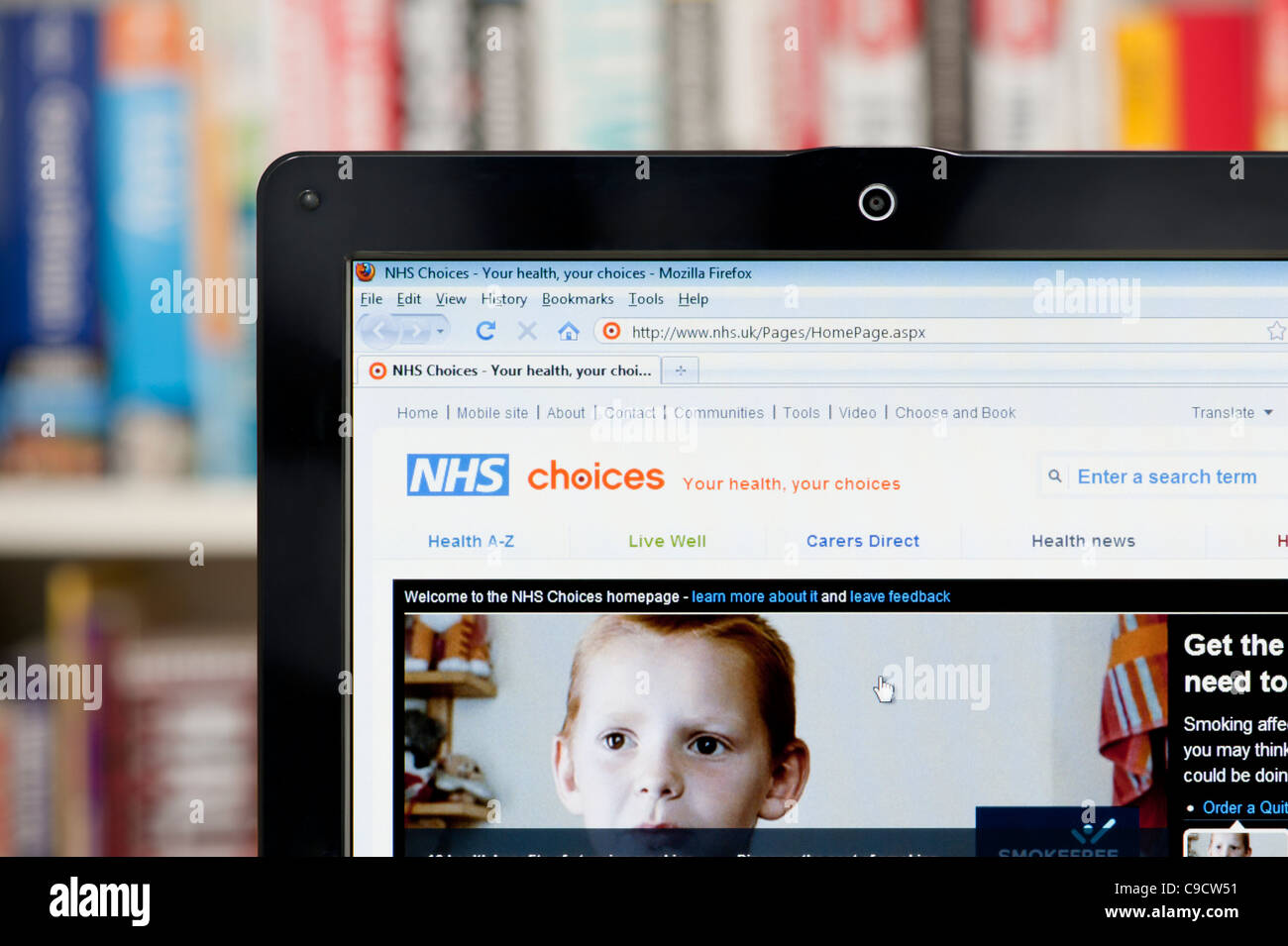 Die NHS Auswahlmöglichkeiten Website erschossen vor einem Bücherregal-Hintergrund (nur zur redaktionellen Verwendung: print, TV, e-Book und redaktionelle Webseite). Stockfoto