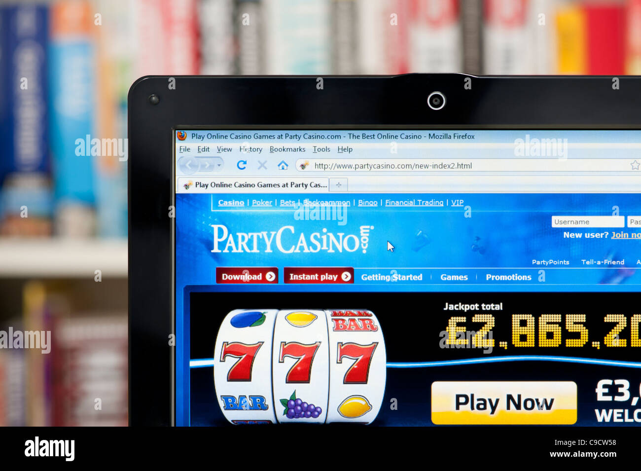 Die Party Casino Website erschossen vor einem Bücherregal-Hintergrund (nur zur redaktionellen Verwendung: print, TV, e-Book und redaktionelle Webseite). Stockfoto