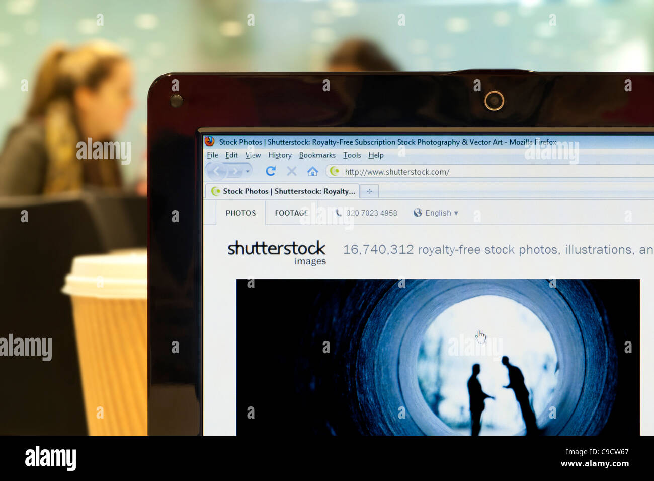 Die Shutterstock Website erschossen in einem Coffee-Shop-Umfeld (nur zur redaktionellen Verwendung: print, TV, e-Book und redaktionelle Webseite). Stockfoto