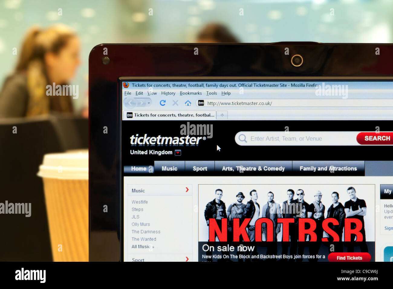 Die Ticketmaster Website erschossen in einem Coffee-Shop-Umfeld (nur zur redaktionellen Verwendung: print, TV, e-Book und redaktionelle Webseite). Stockfoto