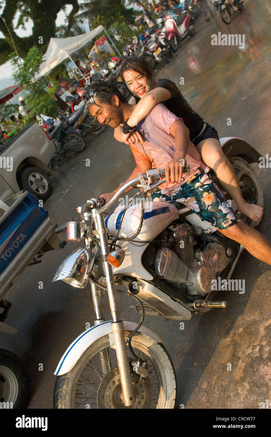 Lao Mädchen reiten auf dem Rücken eines Motorrades während Wasserschlacht zu feiern Lao Neujahr (Pi Mai Lao), Luang Prabang, Laos Stockfoto
