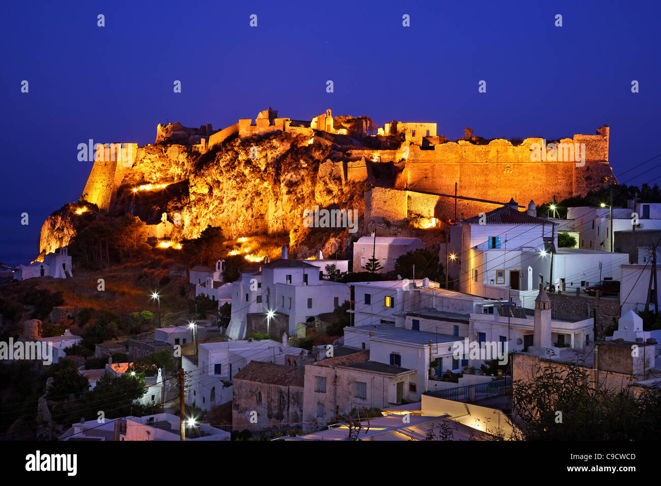 Teil von Hora ("Hauptstadt") der Insel Cythera (oder "Kythira") mit seiner venezianischen Burg an der Spitze, in der "blauen" Stunde. Griechenland Stockfoto