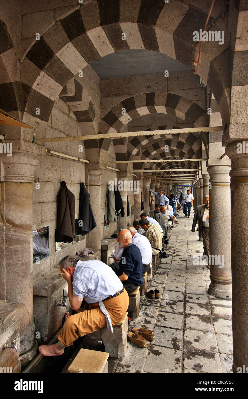 Bürger von Kayseri Waschungen, typisch muslimische Ritual der Reinigung, durchführen, bevor sie Ulu Moschee betreten. Turkei Stockfoto