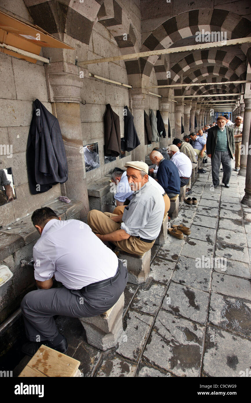 Bürger von Kayseri Waschungen, typisch muslimische Ritual der Reinigung, durchführen, bevor sie Ulu Moschee betreten. Turkei Stockfoto