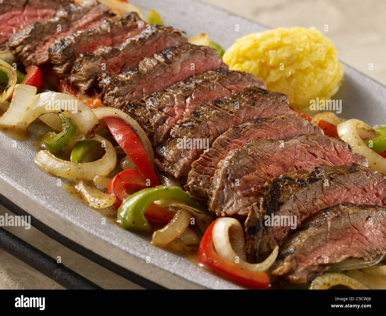 Carne Asada Fajitas über Gemüse Stockfoto