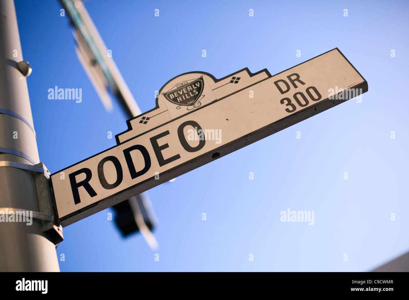 Rodeo Drive Straßenschild an einem schönen, blauen Himmel, California day Stockfoto