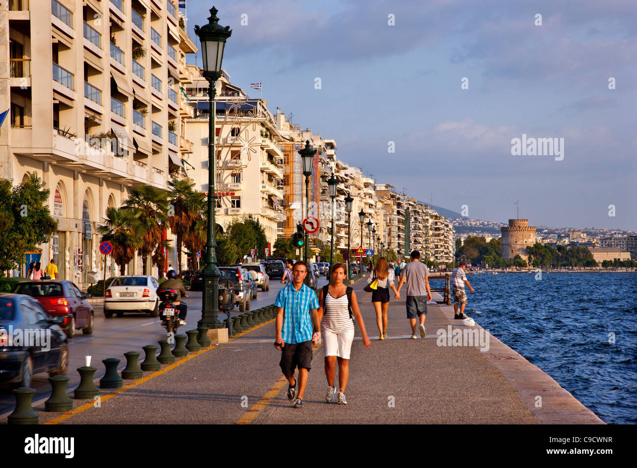 Die "Alte Promenade" (Nikis Avenue) Küstenstraße von Thessaloniki, Makedonien, Griechenland. Im Hintergrund, der weiße Turm. Stockfoto