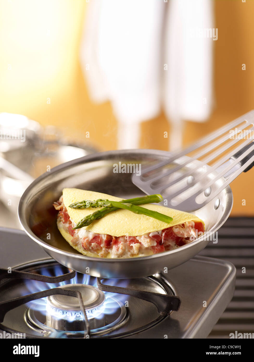 Ein Hummer-Omelette Kochen in einer Pfanne über eine Flamme auf dem Herd Stockfoto