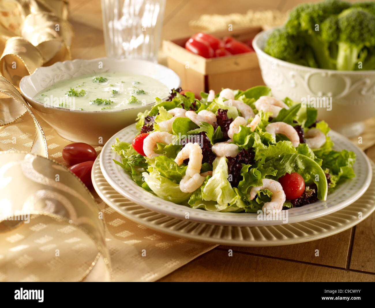 Shrimps-Salat und eine Schüssel mit Brokkoli-Cremesuppe Urlaub inmitten der Life-style Stockfoto