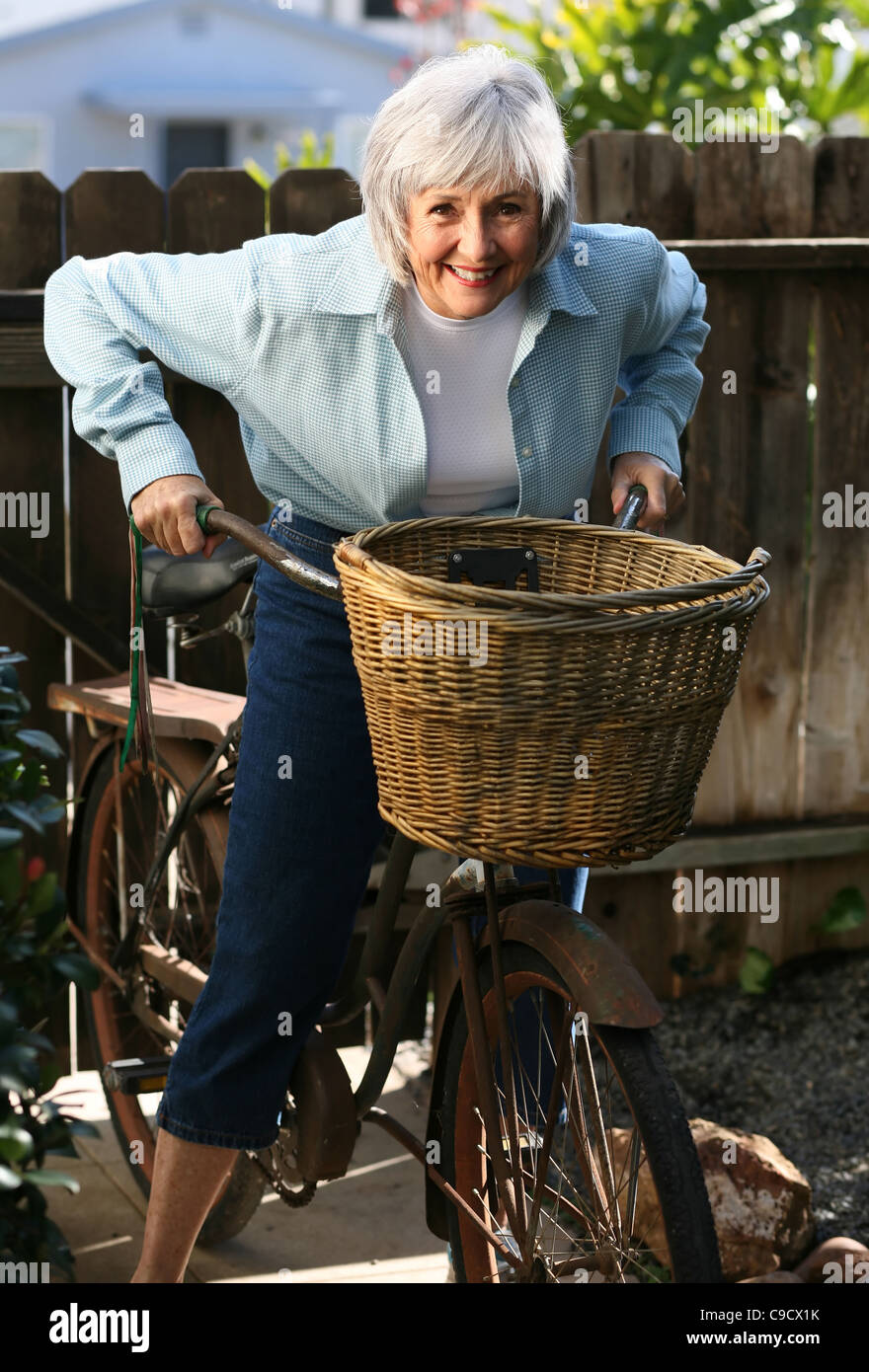 Aktive Senior aus auf eine Herz-gesunde Fahrt auf einem Fahrrad. Stockfoto