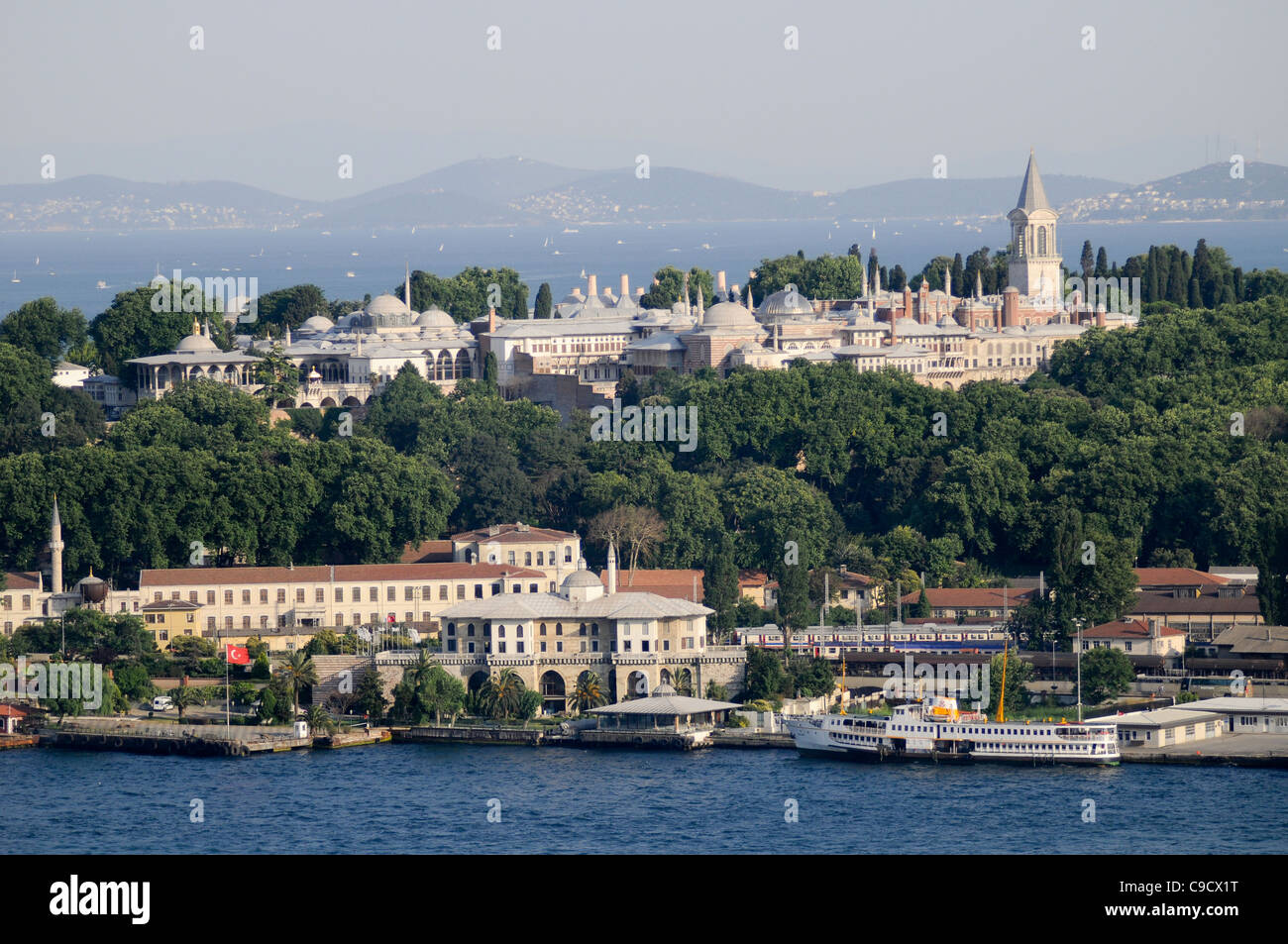 Topkapi-Palast, Istanbul. Blick vom Galata-Turm. In Front, das Goldene Horn und in den Rücken, der Bosporus-Meerenge. Stockfoto