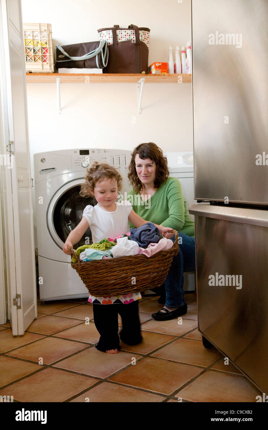 Mutter und Tochter Wäsche zusammen. Stockfoto