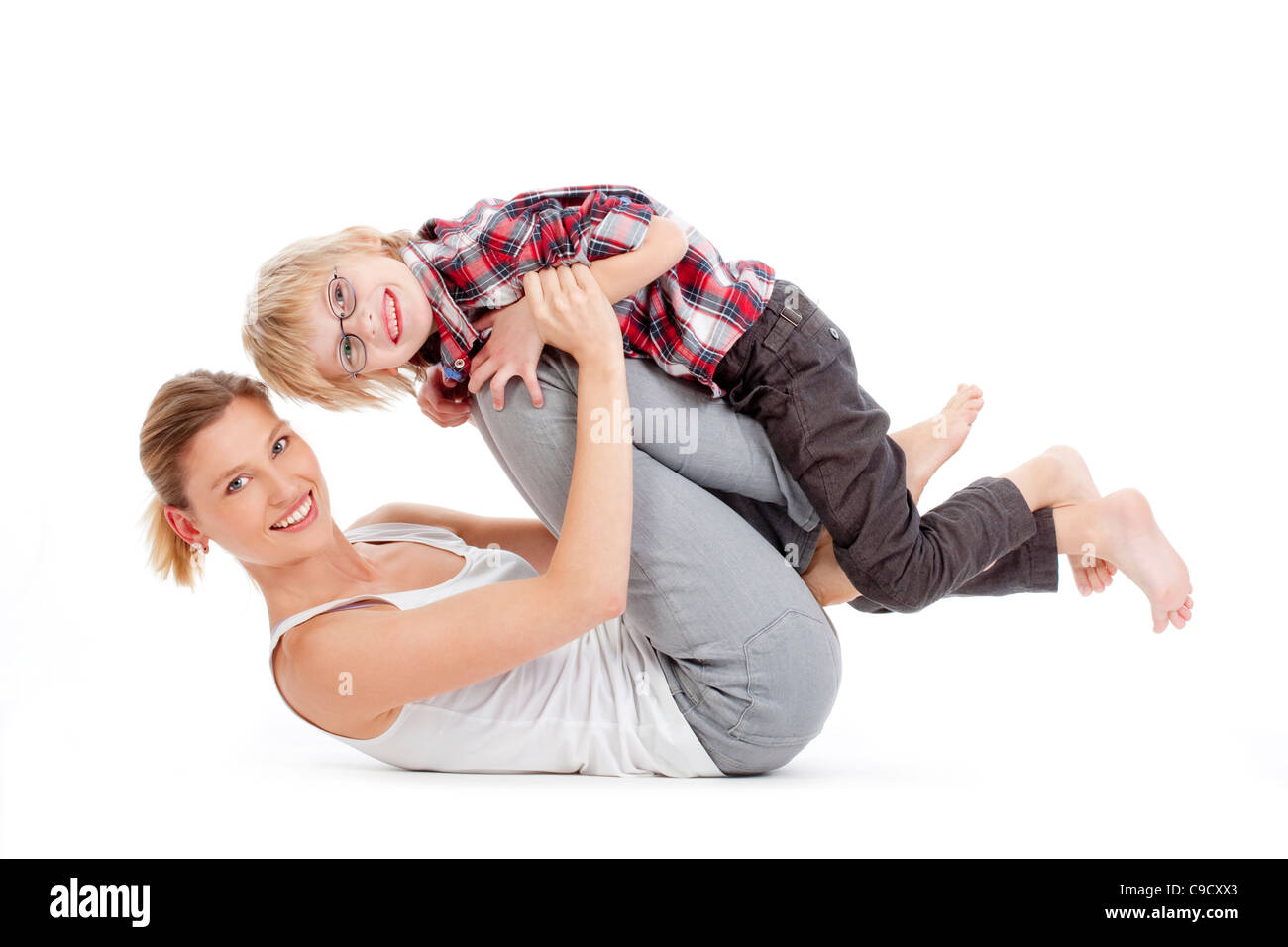 Mutter und Sohn Spaß genießen Zeit miteinander - isoliert auf weiss Stockfoto
