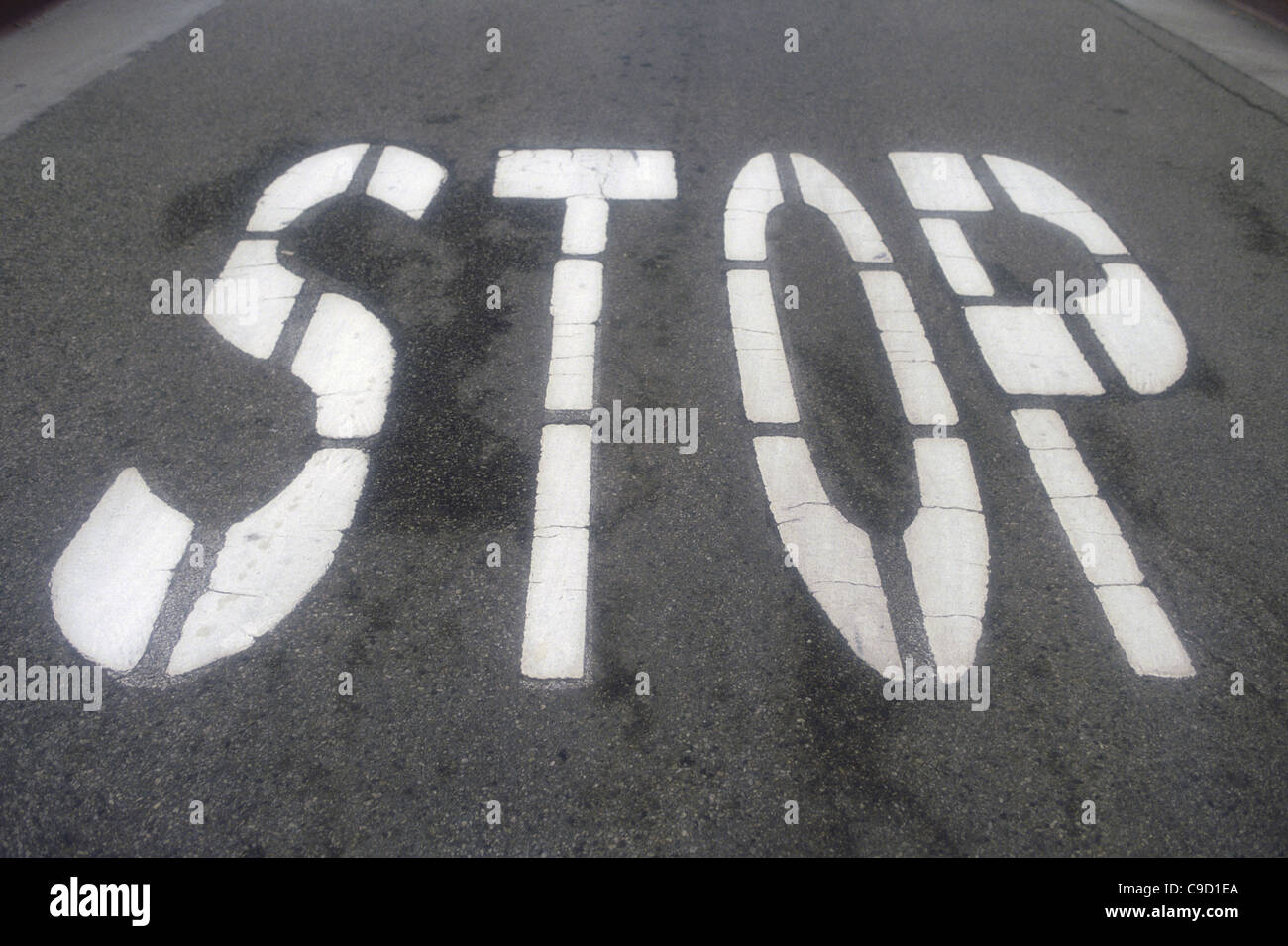 Stop-Schild gemalt auf einer Straße Stockfoto
