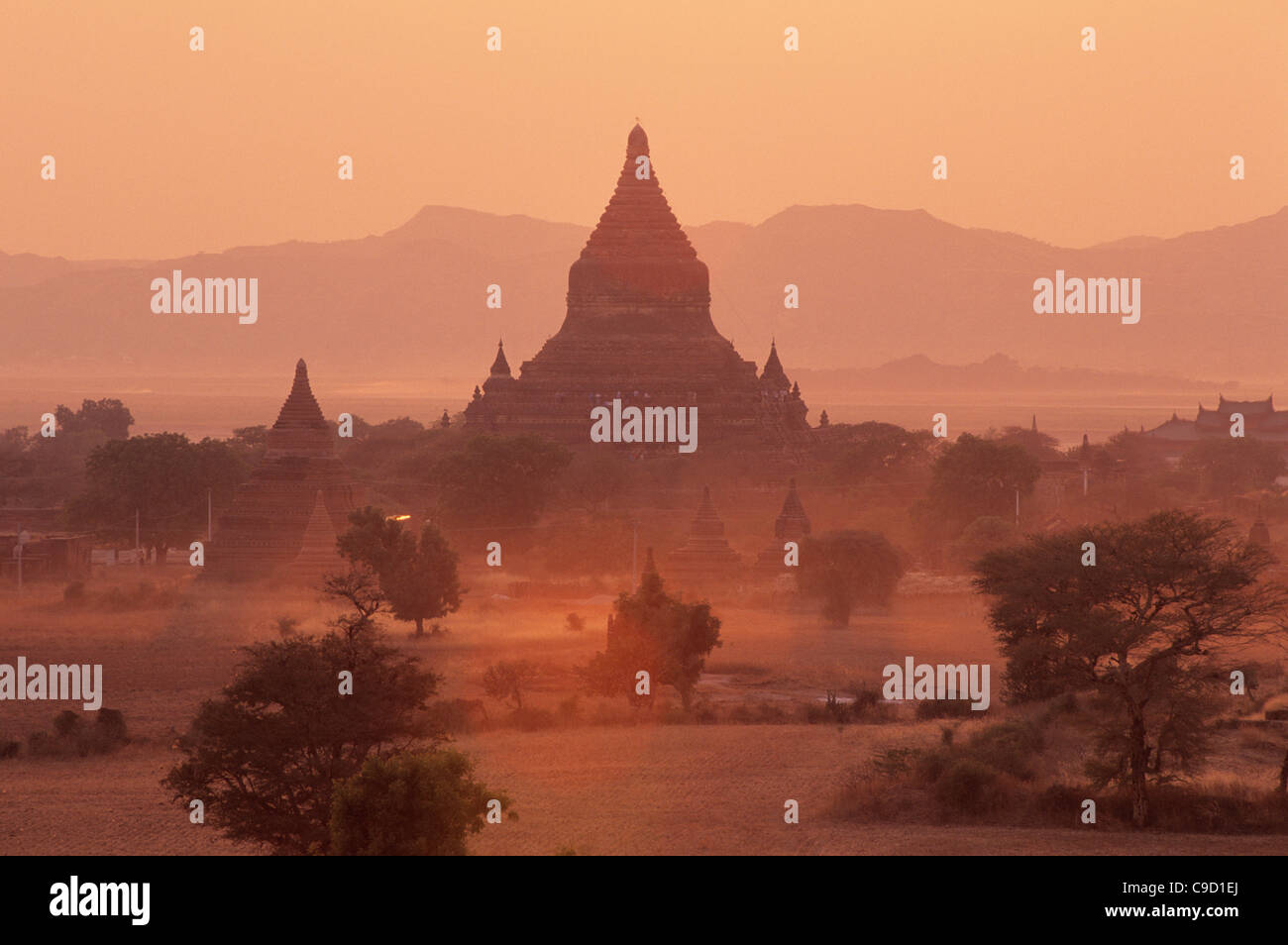 Blick auf den Sonnenuntergang der Tempel von Bagan Stockfoto